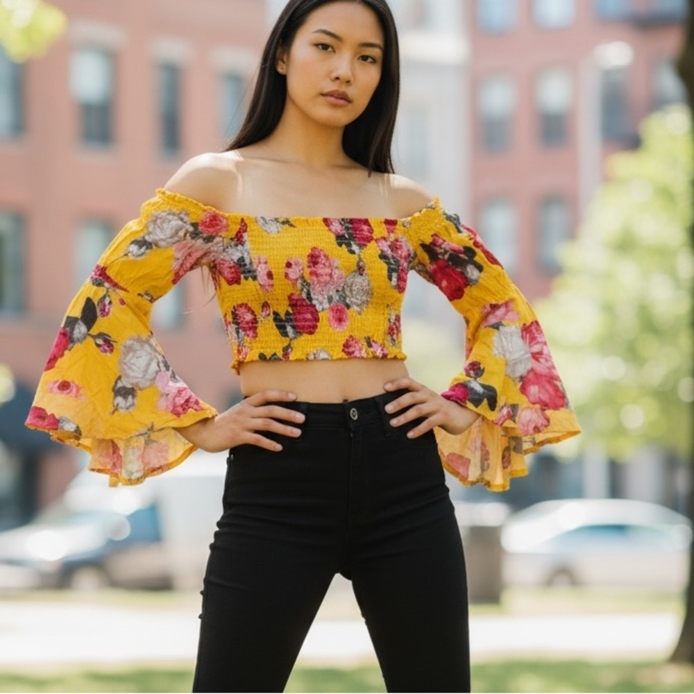 Jaase bright, yellow floral cropped small top with Bell slaves, size extra small